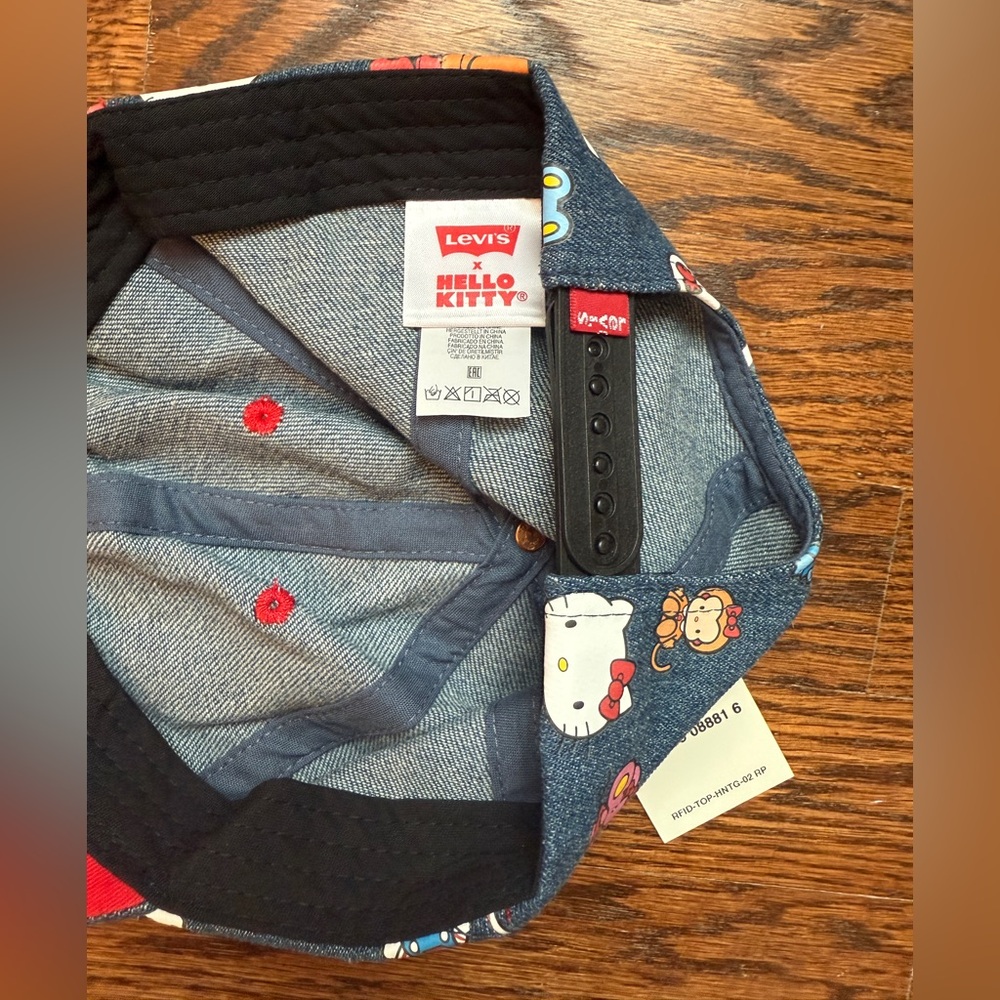 Levi's x Hello Kitty Baseball Hat - Picture 7 of 7